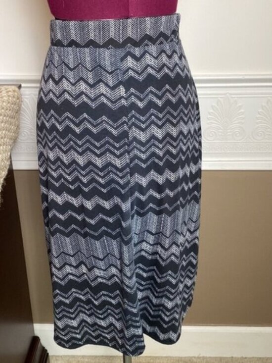 Size Small Women’s Black & Cream Pull-On Skirt - Picture 2 of 4